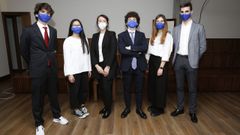 El equipo de Santa Mar�a del Mar -desde la izquierda, Pedro Marfany, Li Qin Ares, la profesora Araceli Freire, Carlos Rodr�guez, Adriana Plana y Miguel Rodr�guez-, tras conocer ayer el fallo del jurado