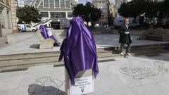 Las esculturas de la plaza del Humor, cubiertas por una tela morada este jueves