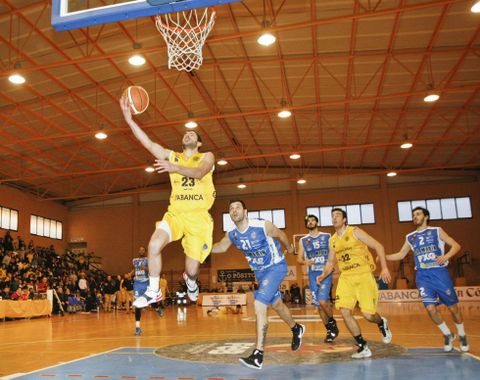 Erik Quintela lanza una bandeja en el encuentro del pasado s�bado contra el Peixe Galego. 
