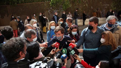 El alcalde de Madrid, Jos Luis Martnez-Almeida, a las puertas del CEIP Jos Ortega y Gasset.