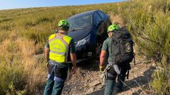 Miembros del Grupo de Rescate en Montaa de la Guardia Civil, junto al vehculo localizado