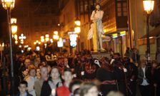 A Estrada estren� ayer un Cristo donado a la parroquia, portado por un grupo de penitentes. 