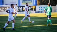 Pedro Beda conduce el esfrico en el duelo de los boiristas ante el San Tirso.