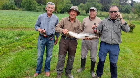 El pescador Carlos Reija Gmez, a la derecha acompaado por sus compaeros de coto, pesc en Trabada el primer salmn de la temporada del ro Eo en Galicia