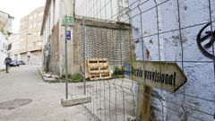 Desv�o �provisional� en el kil�metro cero. Apenas tienen que dar los peregrinos unos pasos desde la piedra que se�aliza el kil�metro cero del Camino Ingl�s para encontrarse con el primer obst�culo. La ruta abandona su trazado por Carmen Curuxeiras, vallada desde hace dos a�os, se desv�a por la calle paralela