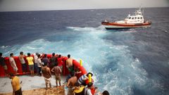 Migrantescerca de la isla de Lampedusa en una imagen de archivo