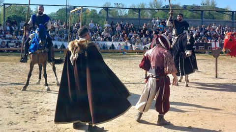 Un aspecto de las justas medievales que se desarrollan en el campo de tierra del colegio Escolapios