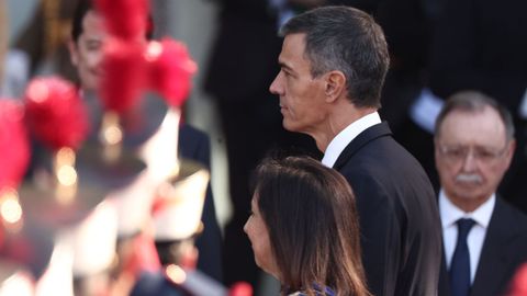 El presidente del Gobierno, Pedro S�nchez, y la ministra de Defensa, Margarita Robles, durante el acto solemne de homenaje a la bandera nacional