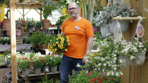 Antonio Cabeza, en la tienda de Jardiland en Oleiros.