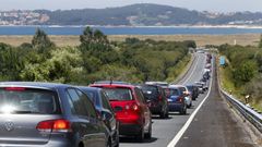 Una colisi�n en Rande provoca atascos kilom�tricos y colapsa los accesos a la AP-9