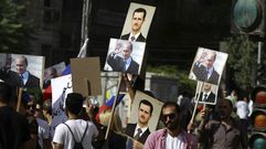 Cientos de sirios muestran su apoyo ante la embajada Rusia en Damasco a la intervenci�n rusa.
