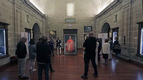 En la presentaci�n de este mi�rcoles el cuadro estaba en el suelo y posteriomente fue subido a su lugar habitual en la pinacoteca, el espacio iluminado que se ve en la foto sobre la puerta de acceso al museo