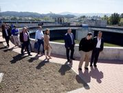 Visita de autoridades a la depuradora, el pasado marzo.