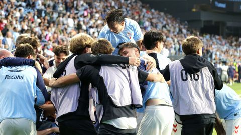 Los jugadores del filial celebrando el triunfo sobre el Andorra