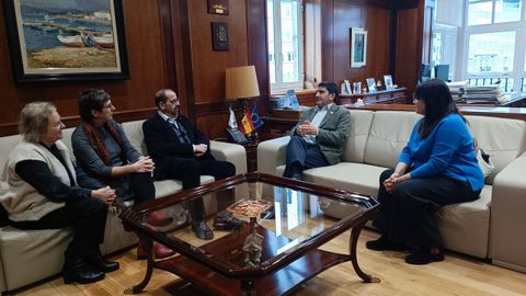 El delegado del Gobierno en Galicia, Pedro Blanco, durante una reunión con el presidente de la Real Academia Galega (RAG), Henrique Monteagudo, y parte de su directiva.