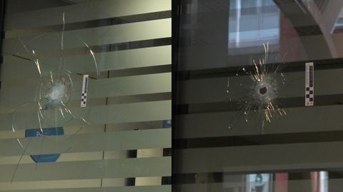 El impacto de los dos disparos en el cristal interior del vest�bulo de la sucursal