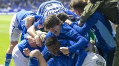 Los jugadores del Oviedo, con Jaime Vzquez y Rahim en primer plano, celebran el gol de Alemao