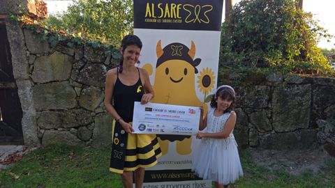 Virginia Bergua y su hija Lucia con la donaci�n