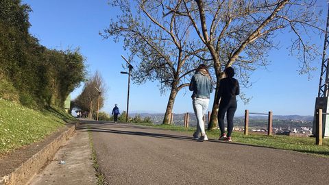 Gente paseando por la pista Finlandesa