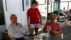 Eusebio Uribarri y su mujer, Mercedes Durán, que falleció en mayo del año pasado, en la terraza del café Galaripos, con Annabel, responsable del  negocio
