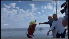 Luis Gorrochategui y Jos� Urquizu en la ofrenda floral a Juan Elcano