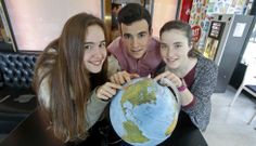 Gabriela Gonz�lez, Juanjo Roca y Lara Pazos, ayer en Pontevedra, se�alan en la bola del mundo sus destinos para el pr�ximo curso. 