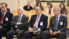 De izquierda a derecha, el exdirector general Jos� Luis Pego; uno de los gestores de la oficina de integraci�n, �scar Rodr�guez Estrada; el exdirector general adjunto ejecutivo Javier Garc�a de Paredes y el abogado Ricardo Pradas