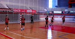 Los jugadores rojinegros al inicio del segundo partido del sector ante el Calasancio en Gij�n.