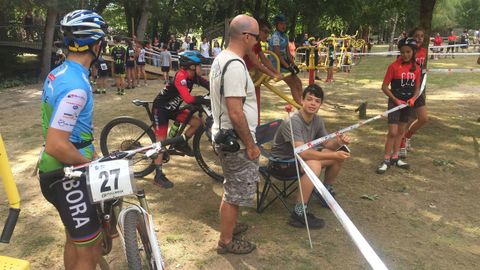 mini BTT Maceda.El parque colindante sirvi� para seguir el recorrido y como zona de esparcimiento.