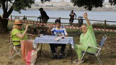Vecinos celebrando San Xo�n en San Roque