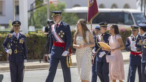 El rey junto a la infanta Sof�a, y detr�s, la princesa Leonor y la reina Letizia