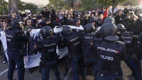 Agentes de la Polic�a Nacional han actuado este jueves en el campus de San Francisco de la Universidad de Zaragoza para separar a estudiantes y curiosos a favor y en contra del agitador de ultraderecha Vito Quiles.