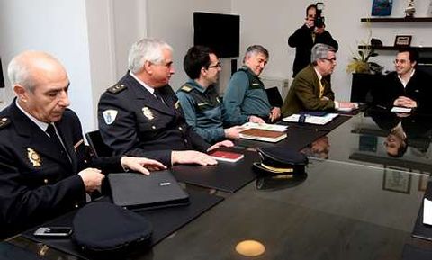 Representantes de todas las fuerzas de seguridad acudieron a la junta local de A Illa.