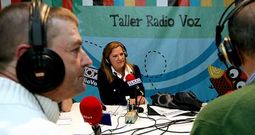Eva Mill�n, al fondo, conduce los magazines del fin de semana en la cadena de emisoras RadioVoz.