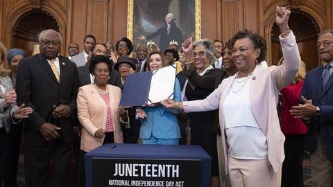 Miembros del Congreso celebran la aprobación de la fiesta nacional de «Juneteenth».