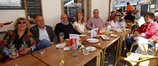 <span lang= es-es >Paco Reyes</span>. El alcaldable socialista aprovech� la jornada para tomar unos vinos junto a otros miembros de su lista en la zona del mercado y en las terrazas de Porta Faxeira. 