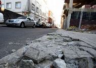 Para los vecinos de la calle Betanzos, el estado de deterioro de las aceras �es una verg�enza�