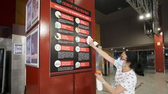 En la imagen de archivo, preparativos para la reapertura de los multicines a finales del pasado mes de juniio