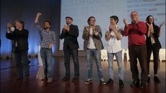 Joan Rob�, de rojo, en el encuentro de �alcaldes rebeldes� celebrado en A Coru�a