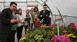 <span lang= es-es >Una visita al vivero escolar</span>. Tras la firma del convenio, pol�ticos y docentes visitaron el vivero escolar del colegio de Rairiz de Veiga, puesto en marcha hace varios a�os a trav�s de Voz Natura, un programa de La Voz de Galicia desarrollado por la Fundaci�n Santiago Rey Fern�ndez-Latorre. 