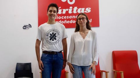 Yoel y Noa, retratados este viernes en el centro de día de Cáritas, donde él da clases de gallego y ella atiende la recepción