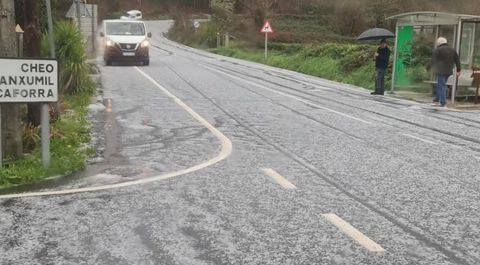 Restos de la intensa granizada en el lugar de estos dos accidentes.