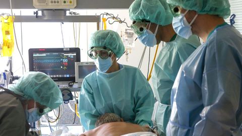 Sanitarios atendiendo a un enfermo grave de covid en la uci del Marcide