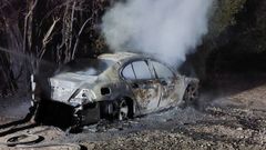 El turismo qued� completamente calcinado bajo unos �rboles en una zona pr�xima a Ponte do Porco.