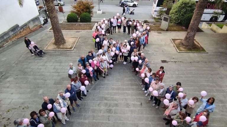 Foto de archivo de la creaci�n de un lazo�humano solidario en Foz por el D�a Mundial contra el C�ncer de Mama