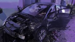 Estado en el que qued uno de los vehculos implicados en el accidente ocurrido este martes en la N-550 en el municipio de Barro. En l viabajan dos heridos que fueron hospitalizados