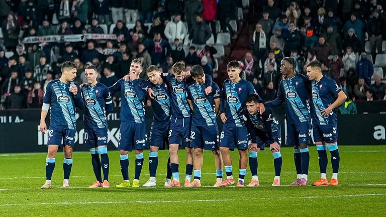 Los futbolistas del Cetla, durante la tanda de penaltis frente al Albacete.