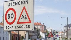 Se�alizaci�n que indica una limitaci�n de velocidad de 50 kil�metros por hora en el �rea escolar de Catabois