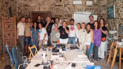 Foto de grupo del taller del ao pasado, con el alcalde de Ortigueira, Valentn Calvn