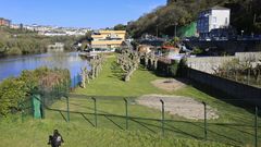 La R�a Ferm�n Rivera, a la derecha, une el puente romano con la pasarela del Mi�o